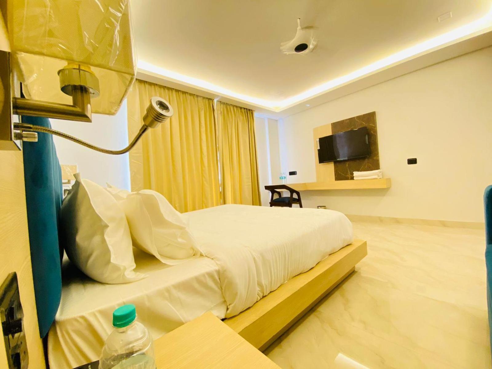 Hotel Holiday Grand Greater Noida Exterior foto