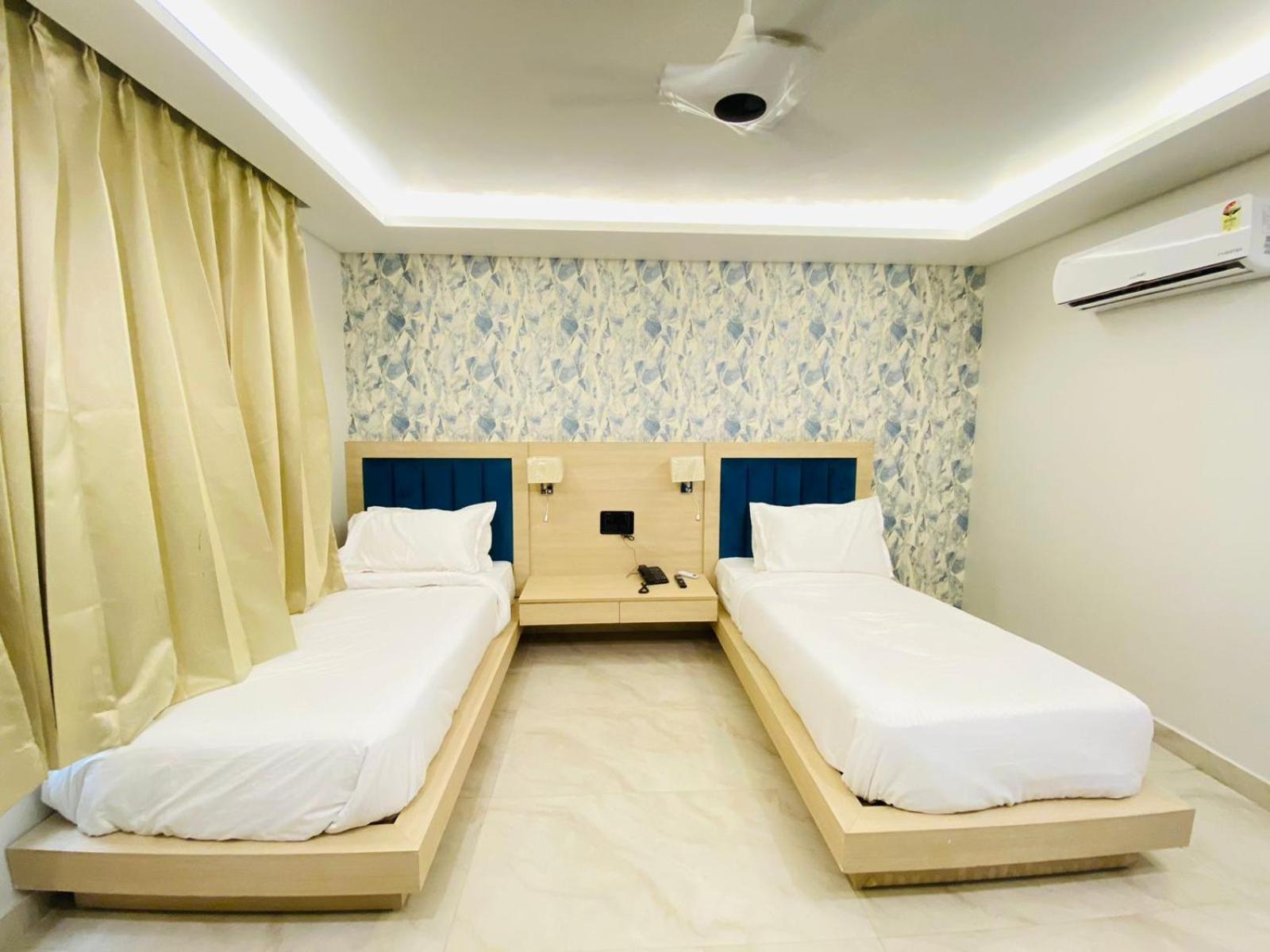 Hotel Holiday Grand Greater Noida Exterior foto